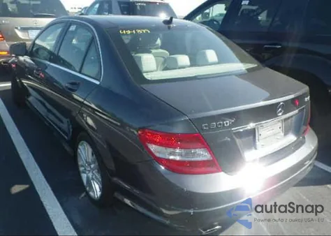 2009 Mercedes-Benz C300 4 Matic z USA, uszkodzony, nr VIN WDDGF81X39F214195